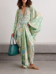 Camilla's kaftan is so effortlessly glamorous. It's made from silk-chiffon printed with colorful blooms and has a V-neckline framed by sparkling crystals. The draped batwing sleeves accentuate the loose fit. Loose Kaftan Dress, Unique Kaftan Designs, 70s Kaftan, Linen Caftan, Kaftan Outfit, Camilla Kaftan, Beach Kaftan Dress, Kaftan Design, Summer Kaftan