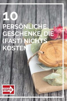 a wooden tray with flowers on it and the words 10 personiche geschhenke die fass nights kostenn