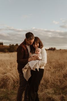 Family standing in field of long grass Nighttime Family Photoshoot, Family Photo No Faces, Golden Hour Newborn Photography, Baby Fall Family Pictures, Family Photoshoot Pumpkin Patch, Fall Family Photos Poses With Baby, Forest Newborn Photoshoot, Simple Fall Family Photos