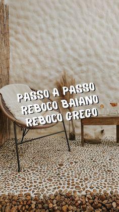 a chair and table sitting in front of a white wall with the words passo a paso reboco banno reboco greco