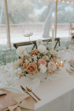 Bridal Bouquet Earth Tones, Garden Style Wedding Centerpieces, Fall Wedding Floral Bridesmaids, Wedding Flowers Champagne Color Palettes, Wedding Florals Neutral, Neutral Centerpieces Wedding, Neutral Wedding Centerpieces, Neutral Flower Arrangements, Neutral Floral Arrangements