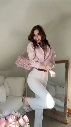 White Shirt Old Money Outfit, Old Money Tweed Outfit, Pink And White Outfit Ideas Classy, Rich Mom Outfits Aesthetic, Old Money Outfits Office, Feminine Old Money Outfits, Old Money Blouse, Old Money Looks Woman, Pink Chanel Bag Outfit