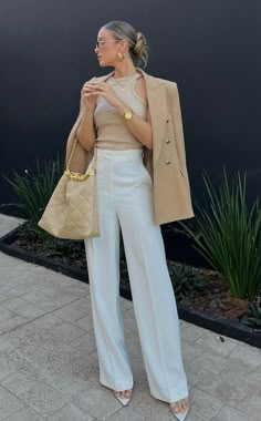 Minimalist Outfits Women Street Styles, Rich Elegant Outfit, Elegant Looks Outfits, Elegant Look Classy, Rich Looking Outfits, Outfit Chic Elegant, Look Elegante Casual, Sundays Best Outfits, Outfits With White Pants