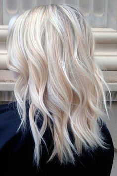 8 cambios de look que debes intentar para cerrar el 2020 Longbob Hair, Platinum Blonde Hair Color, Cool Blonde Hair, Blonde Hair Shades, Hair Color Highlights, Trendy Hair Color, Hair Shades, Platinum Blonde Hair, Long Blonde