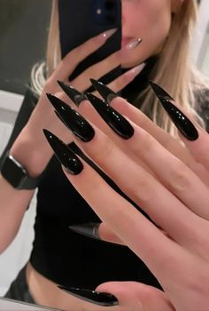 Uñas con Witchy vibes para este Halloween | Es la Moda Long Black Nails, Acrylic Nails Stiletto, Stilleto Nails Designs, Sharp Nails, Black Acrylic Nails, Punk Nails, Gothic Nails