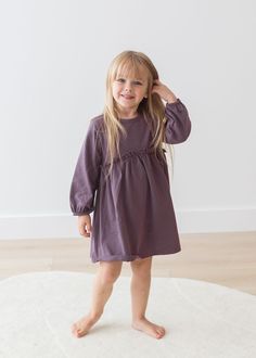 Notre robe en jersey est synonyme de style facile et sans effort. Confectionné en jersey de coton biologique doux et extensible avec une taille froncée, il est parfait pour se prélasser ou s'habiller, ce qui permet de passer facilement d'une journée confortable à la maison à toute occasion spéciale.

• Les poignets élastiqués garantissent un ajustement parfait
• Trois boutons en coquille de noix de coco naturelle au dos
• Tissu en jersey, 190 gsm
• 95% Coton Biologique & 5% Élasthanne
• Tissus et teintures certifiés OEKO-TEX® Sweater Lounge Set, Long Sleeve Jersey Dress, Elevated Casual, Cozy Day, Baby Sleeping Bag, Shell Buttons, Long Sleeve Jersey, Coconut Shell, Jersey Knit Fabric