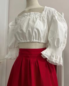 Vintage cropped blouse with super volumetric sleeves  Decorated with vintage lace  Size:l  Cotton composition Cheap Vintage Puff Sleeve Blouse, Winter Sewing, Dirndl Blouse, Womens Blouses, Cropped Blouse, Puffy Sleeves, Crop Blouse, Blouse Vintage, White Blouse