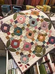 Carpenter Wheel Quilt, Patchwork Templates, Quilt Pattern Free, Flowers Quilt, Sweet Flowers, Flower Quilt, Antique Textiles, English Paper Piecing, Mini Quilts