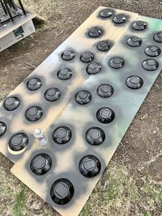 two stove top burners are sitting on the ground next to each other in an open field