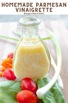 Homemade Parmesan Vinaigrette in a glass jar with fresh vegetables on the side. Vegetarische Diners, Arabisk Mad, Keto Salad Dressing, Homemade Salads, Homemade Dressing