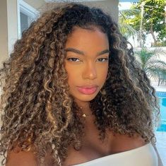 Hair Trends Summer 2023, Trends Summer 2023, Hair Care Aesthetic, Blonde Highlights Curly Hair, Dark Curly Hair, Dyed Curly Hair, Natural Curly Hair Cuts, Mane Addicts, Highlights Curly Hair