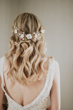 My luxury flower bridal hair pins are a beautiful design, intricately hand wired to create an ethereal, boho vibe.  Handmade with beautiful ceramic flowers, freshwater pearl leaves, luxury hematite beads and freshwater pearl stems. These pins are very versatile and can be placed anywhere in the hair to suit your hairstyle. This listing is for 3 'Flora' pins (1 large, 2 small)  Large vined pin length x 1 - 14cm (5.5inches) Small vined pin length x 2 - 4cm (1.5inches) The gold hematite beads in th Back Of Hair, Boho Bridal Headband, Bohemian Bridal Hair, Hair Pinned Back, Gold Bridal Hair Accessories, Hair Headpiece, Boho Wedding Accessories, Flower Bridal Hair, Hair Pins Bridal