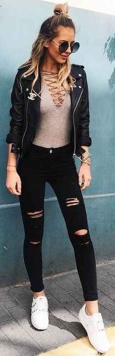 love this edgy winter outfit! Edgy Winter Outfits, Street Style Fall Outfits, Black Ripped Jeans, Mode Casual, Looks Street Style, Street Style Winter, Fall Street Style, Inspired Outfits