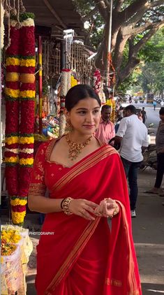 Blouse Designs For Kanjivaram Saree, Plain Pattu Sarees Without Border, Blouse Designs For Plus Size Women Saree, Red Silk Saree Blouse Designs, Banarsi Saree Blouse Designs Latest, Saree With Blouse Combination, Silk Saree Outfit Ideas, Blouse Design For Mysore Silk Saree, White Blouse Ideas