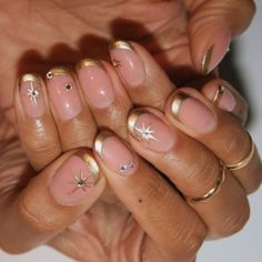 2024's Trendy Summer Short Oval Nails: Gel & Acrylic Inspirations Short Gel Tip Nails, Cute Summer Nails Oval, Gold Oval Nails, Oval Nails Gel, Short Oval Nails Acrylic, Trendy Oval Nails, Gold Summer Nails, Nails Gel Acrylic, Nails Short Oval