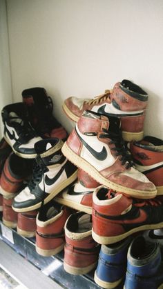 Jordans Wallpaper, Vintage Nike Shoes, Sneakers Wallpaper, Legendary Pictures, Ronnie Fieg, Nike Retro, Nike Shoes Jordans, Shoes Photography, Vintage Sneakers