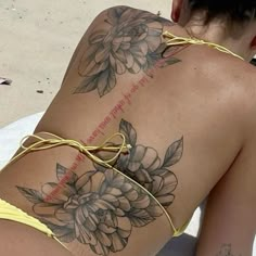 Red And Black Back Tattoo, Spine Tattoo With Flowers, Black Women Back Tattoos, Large Side Tattoos Women, Lily Tattoo Back, Big Arm Tattoos Women, Large Hip Tattoos Women, Shaded Tattoos Women, Flower Tattoos On Back