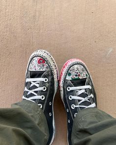 Drawing On Vans Sharpie, Drawing In Converse Shoes, Shoe Drawing Ideas Vans, Converse Doodles Aesthetic, Converse Writing On Shoes Aesthetic, Converse Drawings On Shoes, Drawing On Shoes Aesthetic Grunge, Stuff To Draw On Converse, Converse Shoes Designs