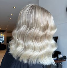 45 Impresionantes tendencias de pelo rubio medio largo para 2024 Buttery Blonde, Blonde Layers