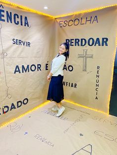 a woman standing in front of a sign that reads, escolha servir