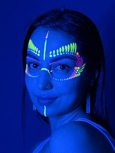 Uv Body Painting Ideas Easy, Glow Party Face Paint, Glow In Dark Makeup, Neon Face Painting, Makeup Neon, Neon Face Paint Ideas, Uv Makeup Ideas, Neon Makeup Looks, Pintura Facial Neon