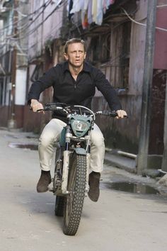 James Bond Outfits, Daniel Craig Style, Bond Outfits, Steve Mcqueen Style, Daniel Craig 007, James Bond Style, Black Motorcycle Jacket, Daniel Craig James Bond, Bond Cars