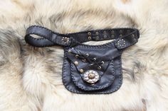 Handmade black leather fanny pack with custom Sahara brooch and antique gold snaps Bag can be closed at the front with a snap fastener: 14 cm long x 14 cm wide Back pocket with zip (17 cm): 20 cm wide x 17.5 cm long Size adjustable: S/Meter/L Belt width: 3.5 cm Black Belted Bag For Festival, Handmade Black Leather Belt Bag, Snap Bag, Leather Fanny Pack, Snap Fasteners, Hip Bag, Handmade Leather, Fanny Pack, Leather Handmade