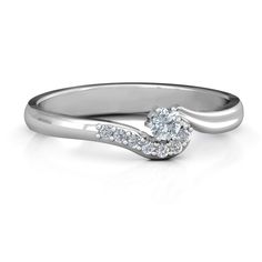 a white gold ring with diamonds in the middle and an oval shaped band on top