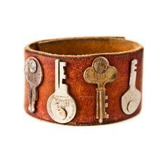 23 Magnificently Beautiful Vintage Looking DIY Key Projects to Accessorize Your Decor Diy Bracelets For Him, Diy En Cuir, Bracelet Man, Mens Leather Accessories, Leather Wristbands, Leather Cuffs Bracelet, Men Vintage