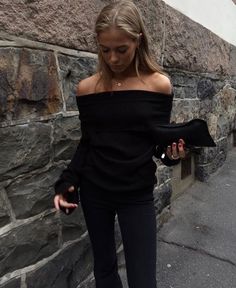 Black Off Shoulder Top Outfit, Fest Outfits, Estilo Indie, Winter 22, Autumn Fits, Paris Mode, Neue Outfits