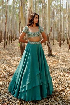 Zari Lehenga, Flared Skirt Pattern, Layered Lehenga, Lengha Blouse Designs, Simple Lehenga, Indian Outfits Lehenga, Green Lehenga, Gaun Fashion, Lehenga Skirt