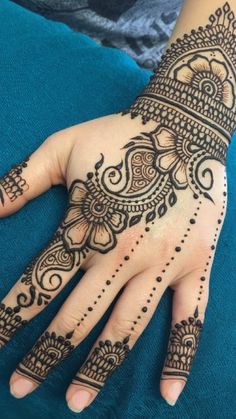 Pinterest: @cutipieanu Henna Inspired Tattoos, Henna Tattoo Hand, Bridal Mehendi Designs Hands, Latest Henna Designs, Very Simple Mehndi Designs, Pretty Henna Designs