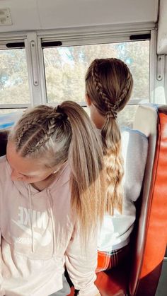 Discover 20+ volleyball hairstyles for medium hair. Find styles that stay secure and look great on the court. Try it out for your next game! Race Day Hair, Tennis Hairstyles