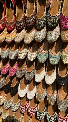 Punjab Aesthetic, Pakistani Shoes, Baggy Jeans For Women, Bridal Jewellery Inspiration, Desi Aesthetics, Indian Shoes, Pretty Sandals