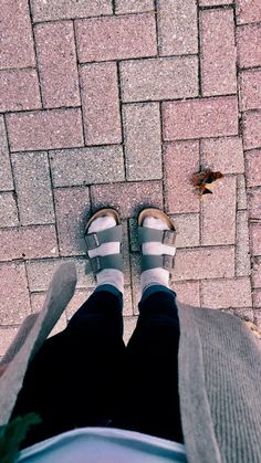 Birkenstock, birks, outfit birkenstocks Berkinstocks Outfit, Birks Outfit, Birkenstock Sandals Outfit, Birkenstock With Socks, College Outfits Party, College Outfits Spring, College Outfits Winter, Fall College Outfits