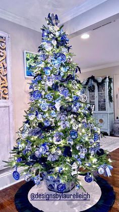 Christmas tree with blue and white ornaments Coastal Blue Kitchen, Chinoiserie Christmas Decor, Chinoiserie Christmas Tree, Kitchen Open Concept, Chinoiserie Ornaments, Blue Christmas Tree Decorations, Blue And White Chinoiserie