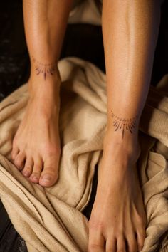 Ornamental tattoo Ankle Cuff Tattoo, Front Ankle Tattoos, Full Arm Sleeve, Fine Line Tattoo Ideas, Arm Sleeve Tattoos For Women, Cuff Tattoo, Shin Tattoo, Line Tattoo Ideas, Petit Tattoo