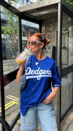 Sports Jersey Aesthetic, Sport Jersey Outfit Women, Jersey Outfit Ideas, Blue Outfit Aesthetic, Baseball Jersey Outfit Women, Sports Jersey Outfit, Baseball Shirt Outfit, Dodgers Outfit, Fashion Outfits Aesthetic