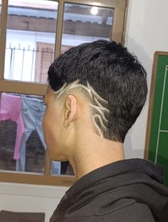 moicano com freestyle cabelo preto Fohawk Haircut Fade With Design, Fohawk Haircut Fade, Fohawk Haircut, Crew Cut Hair, High Fade Haircut, Barber Man, Short Hair Designs, Shaved Side Hairstyles