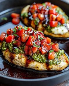 Diabetic Sweets n Snacks | Italian-Inspired Bruschetta Chicken with Basil Pesto and Mozzarella | Facebook Chicken Thights Recipes, Healthy Grilled, Grilled Bruschetta, Resep Salad, Bruschetta Chicken, Chicken Easy, Chicken Healthy, Summer Meal, Healthy Grilling