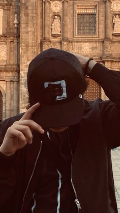 #alucin #gorras #black #instagram #fyp #viralpost Black Instagram, Tomboy Outfits, Foto Ideas Instagram, Teen Boy, Viral Post, Chic Outfits, Anime Boy, Black Cat, Christian Louboutin