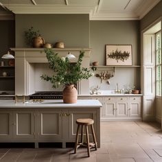 Georgian Kitchen Ideas, Kitchen Makeover Ideas, Kitchen Organization Hacks, Aesthetic Dream, English Kitchens, Makeover Ideas, Green Kitchen