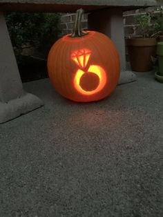 a carved pumpkin sitting on top of a cement bench