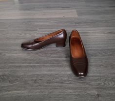 "Vintage women`s shoes, choco dark brown leather loafers. Low heel pumps. Almond shape toe. Made in USA. brand: FootThrills labeled material: leather upper,  other parts - man made. condition: great vintage. Without damages. Alike unused.   measurements: outsole length 27 cm / 10.5\" in heels 4,4 cm / 1.7\" in bottom sole width in widest place 7,8 cm / 3\" in size: estimated size is 36 1/2 EU or 37 EU. (no labeled size, maybe 7 1/2) US 5.5 or 6." Brown Square Toe Office Court Shoes, Brown Square Toe Court Shoes For Office, Brown Slip-on Court Shoes For Business, Womens Loafers, Low Heel Pumps, Brown Leather Loafers, Almond Shape, Vintage Women, Dark Brown Leather