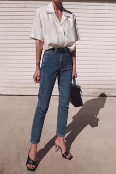 Parisian Style Outfit, White Shirt And Blue Jeans, Minimalist Moda, Outfits Primavera, Minimalistic Outfits, Style Parisienne, Shoes Comfy, Looks Street Style, Fashion Belts