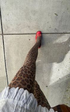 obsessed. cheetah + red combo. 80s revived. Funky Tights, Stile Kylie Jenner, Cool Tights, Tights Outfits, Colored Tights, Kleidung Diy, Tights Outfit, Fashion World