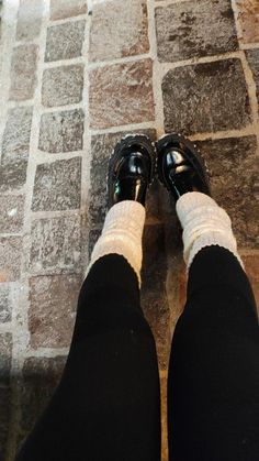 Guêtres, bottes, noir, neige, hiver, jambes, legs, winter, boots, white, blanc Moody Autumn, Trip Outfit, Trip Outfits, Sorel Winter, Style Noir, Sorel Winter Boot, Ski Trip, Doc Martens