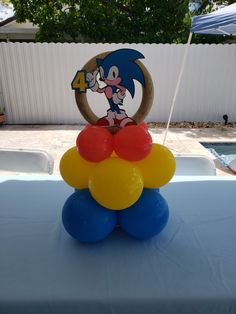 balloons are stacked on top of each other in the shape of sonic the hedgehog