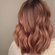 Det är inte ofta en kund kommer in och ger en lite friare händer men i fredags fick jag experimentera lite extra med rosa/peachiga färg Peach Hair Color Balayage, Peachy Rose Gold Hair, Peachy Rose Hair, Cooper Pink Hair, Medium Length Strawberry Blonde, Peach Balayage Brunette, Peach Brown Hair, Strawberry Brunette Hair, Peach Balayage