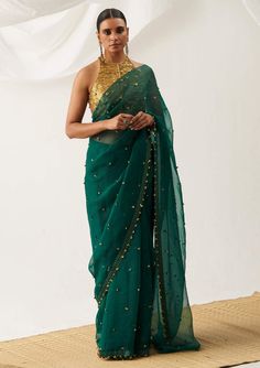 Itrh | Amodini Emerald Green Sari And Blouse | INDIASPOPUP.COM Emerald Green Saree, Green Organza Saree, Green Sari, Stylish Tunic, Black Lehenga, Full Sleeve Blouse, Shoot Poses, Padded Blouse, Border Saree